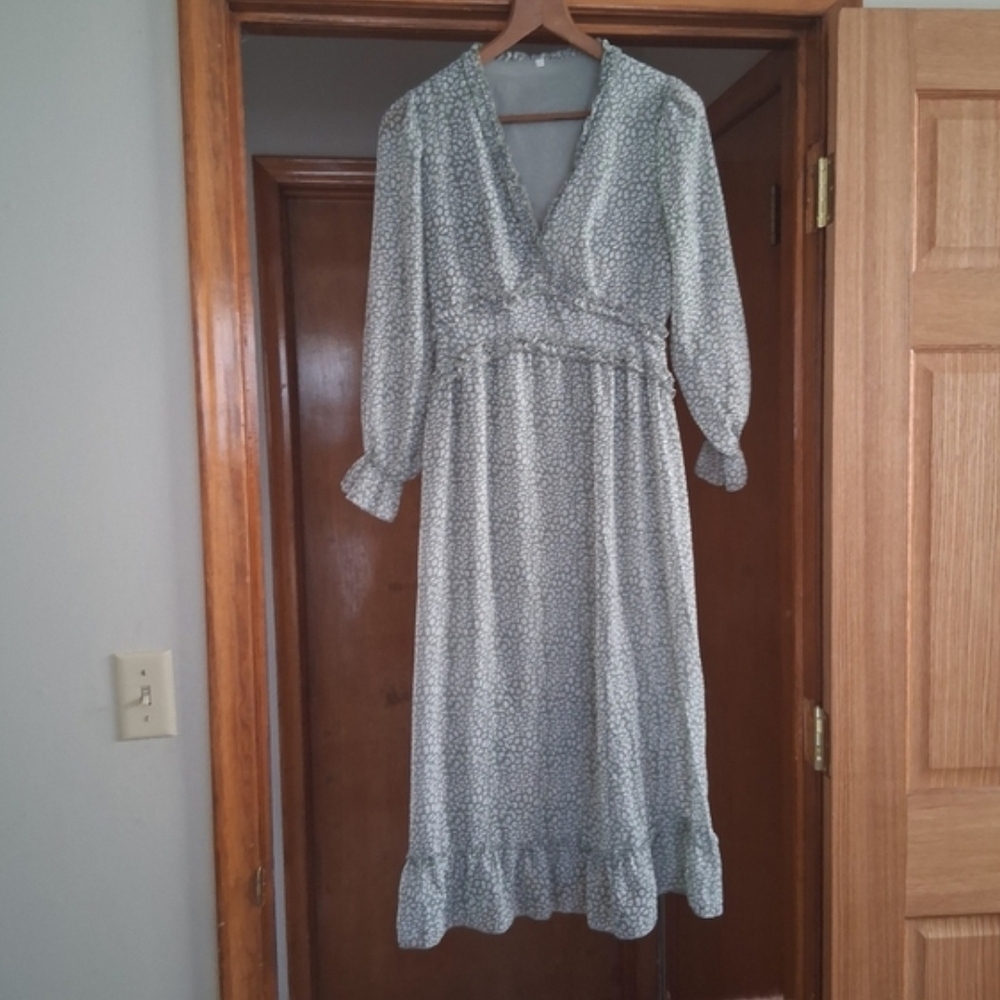 Light Sage Floral V-Neck Long Sleeve Maxi Dress